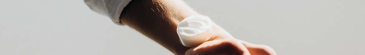 Quelle est la meilleure crème pour enlever les taches brunes sur le visage ?